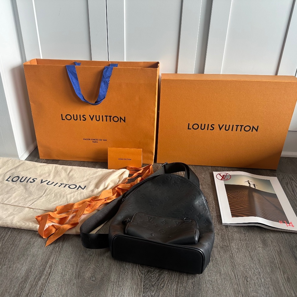 Louis Vuitton Avenue sling leather bag
